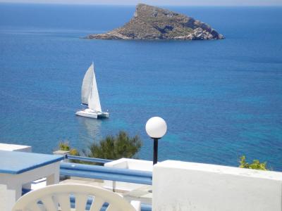 Whether you crave the serenity of Syros or the merriment of Mykonos, there's a Greek island – with fabulous food and views – waiting for you. By Joe Nick Patoski SPECIAL TO THE AMERICAN-STATESMAN Sunday, September 10, 2006 There are more than 2,000 isl...